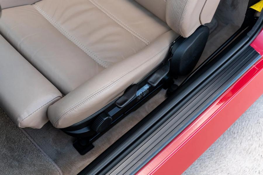 Детали интерьера BMW M3 Coupe (E30) 1988 года  (NA) (фото 92 из 231)